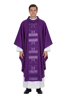 Violettes Messgewand mit Kreuzstab