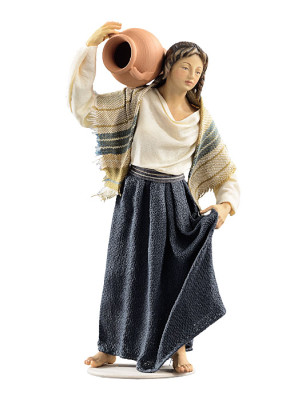 Hirtin mit Krug: holzgeschnitzte Krippenfigur
