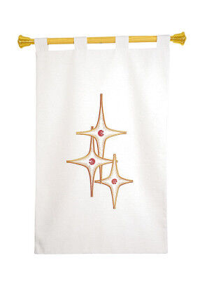 Weiße Prozessionsfahne mit drei gestickten Kreuzen