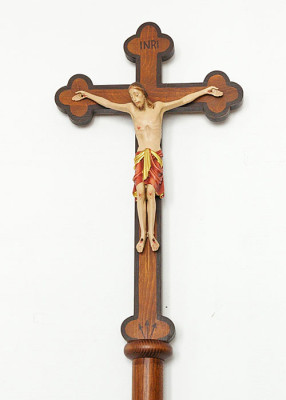 Vortragekreuz holzgeschnitzt und farbig gefasst