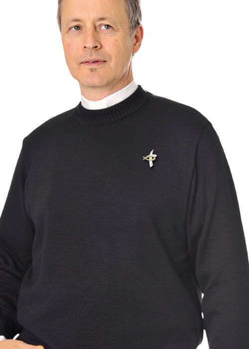 Priesteransteckkreuz auf Pullover