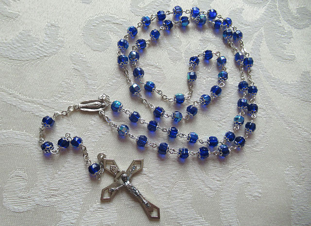 Rosenkranz mit blau-changierenden Perlen  Kirchenbedarf, Paramente und  Messwein C. Ludwig