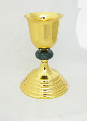 Kelch mit Nodus aus Halbedelstein