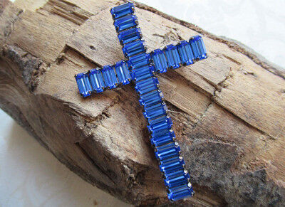 Kreuz mit blau facettierten Steinen