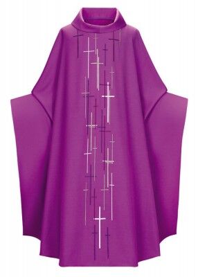 Violette Kasel mit gestickten Kreuzen