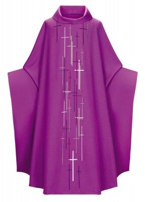 Violette Kasel mit gestickten Kreuzen